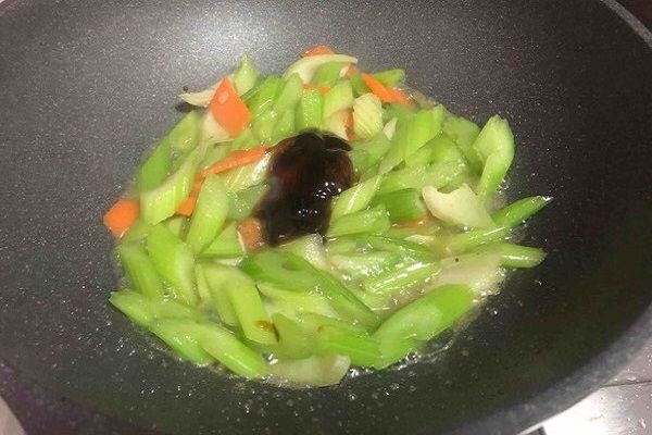 第8步(清炒芹菜，清淡又美味的家常菜的做法)