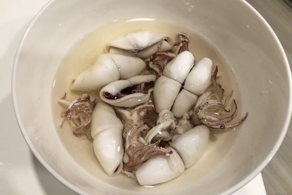 第9步(白灼鮮魷魚,蘸點料汁享受原汁原味的做法)