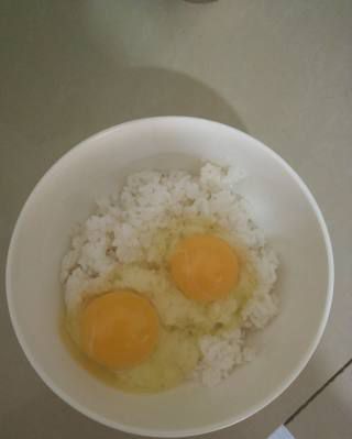 第1步(米饭鸡蛋饼的做法)