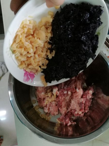 第4步(紫菜干贝饺子的做法)