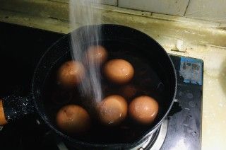 第6步(核桃壳煮鸡蛋的做法)