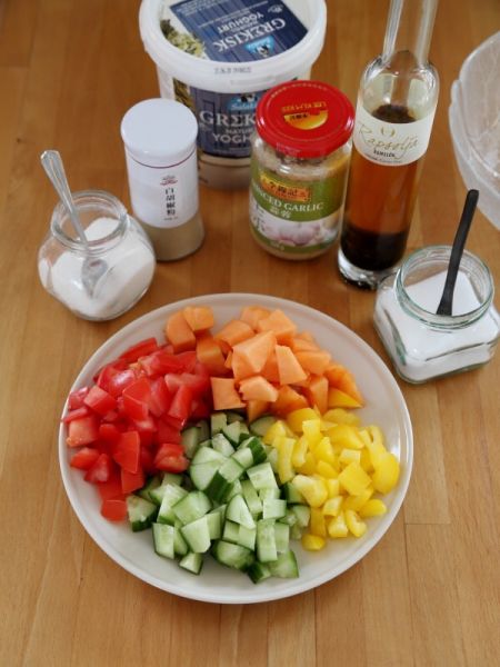 第1步(酸奶蔬果沙拉的做法)