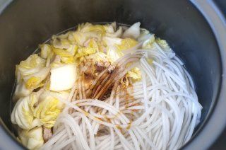 第9步(“白菜”砂锅白菜粉条炖肉的做法)