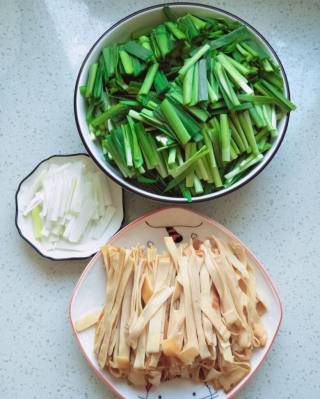 第3步(五香干豆腐炒韭菜的做法)