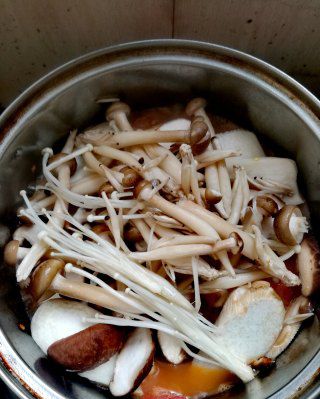 第6步(海鲜菌菇汤的做法)