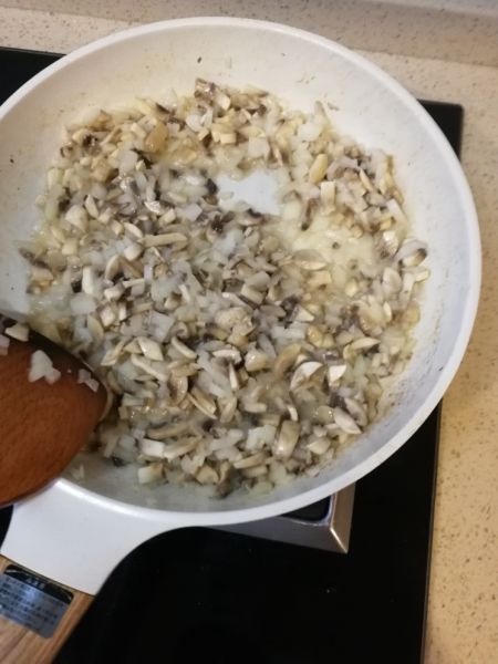 第2步(奶油蘑菇浓汤的做法)