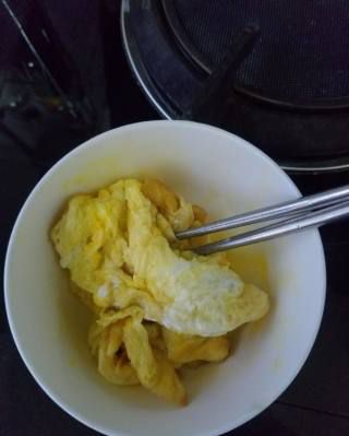 第4步(平菇蒜苔炒鸡蛋的做法)
