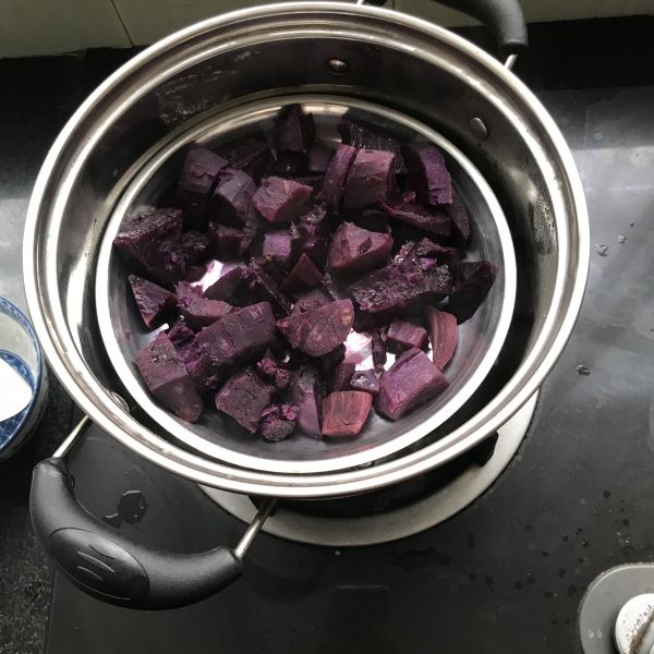 第4步(紫薯蛋黄酥的做法)