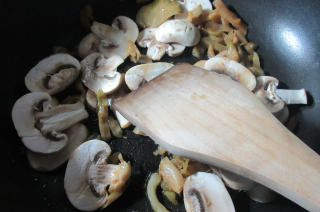 第3步(榨菜丝蘑菇豆腐汤的做法)