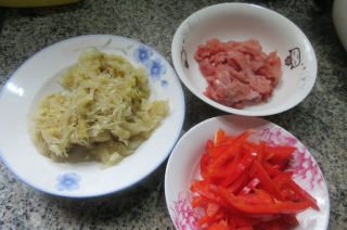 第1步(红椒瘦肉丝炒酸菜的做法)