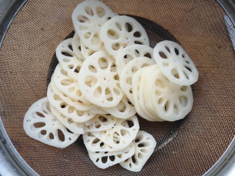香醋,白糖,香油,耗油小米辣,香菜烹饪步骤(共9步)1,莲藕削皮切片(薄一