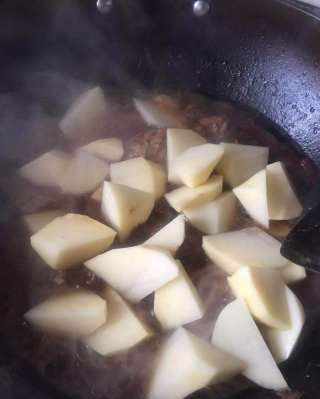 第7步(土豆烧排骨的做法)