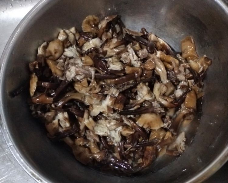 第1步(〈土豆炒榛蘑〉，鲜。欣小厨的做法)