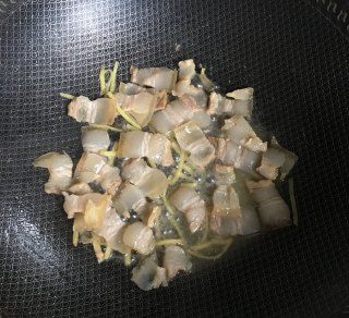 第6步(腊肉油豆腐炒大蒜的做法)