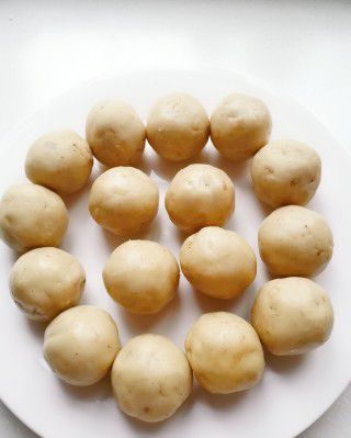 第7步(广式莲蓉蛋黄月饼的做法)