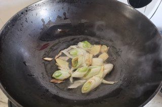 第4步(香菇土豆炖鸡块的做法)