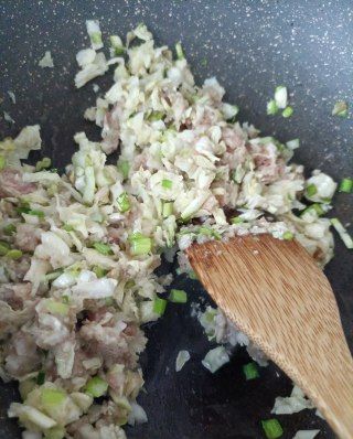 第7步(“白菜”韭香白菜包的做法)