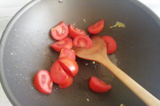 第4步(西红柿炒白玉菇的做法)