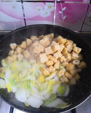 第4步(白菜炖午餐肉豆泡的做法)