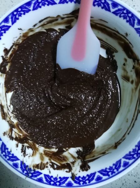 第5步(不用打发的巧克力纸杯蛋糕的做法)