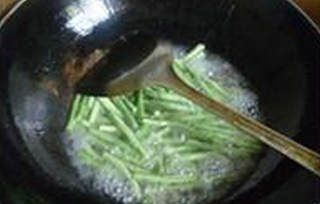 第5步(酸菜炒豇豆的做法)