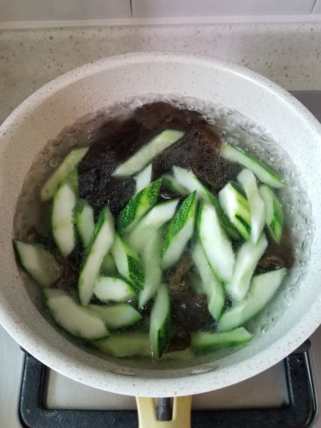 第4步(百吃不厌的黑木耳黄瓜蟹味菇汤的做法)
