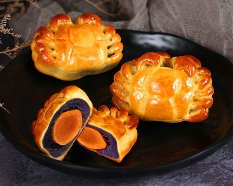 螃蟹月饼，广式蛋黄莲蓉螃蟹月饼，中秋月饼成品图