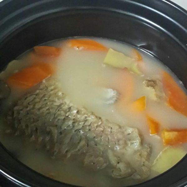 番木瓜眉豆煲鲩鱼尾汤成品图
