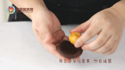 第6步(螃蟹月饼，广式蛋黄莲蓉螃蟹月饼，中秋月饼的做法)