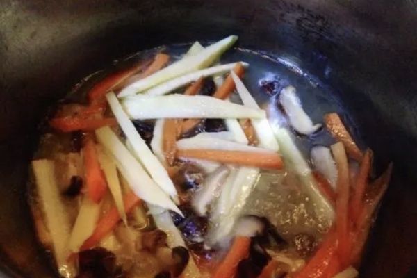 第3步(让海鲜竹笋粥给你的生活加点儿“鲜”的做法)