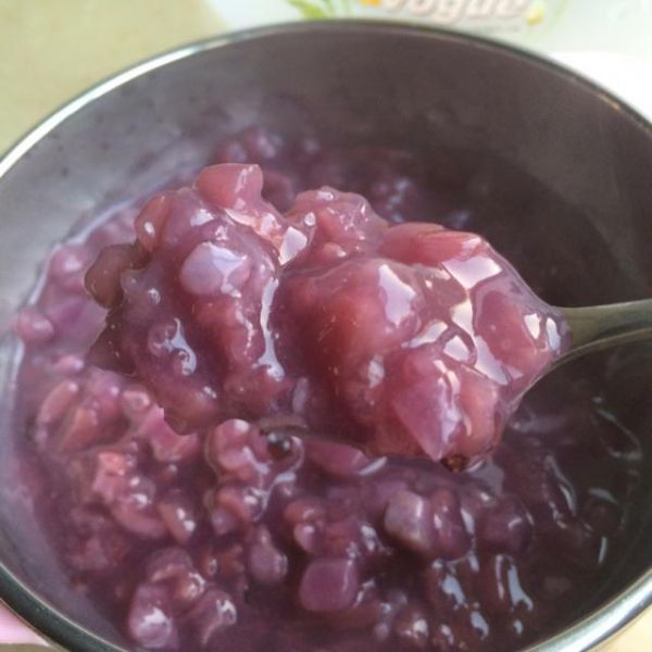 紫薯黑米粥成品图