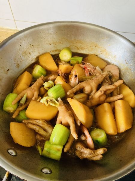 第12步(硬菜之红烧鸡爪、土豆、虾、墨鱼仔的做法)