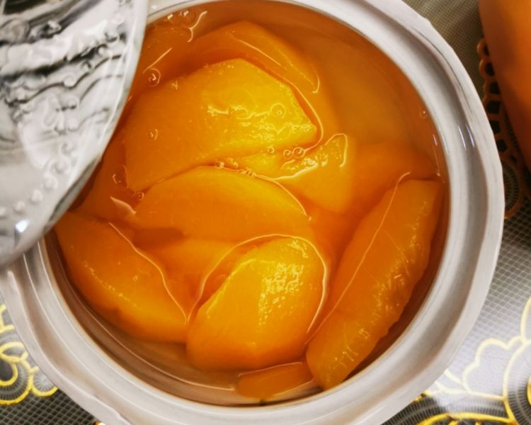 黄桃罐头成品图
