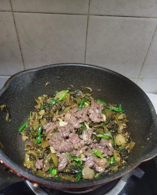 第10步(牛肉炒酸菜的做法)