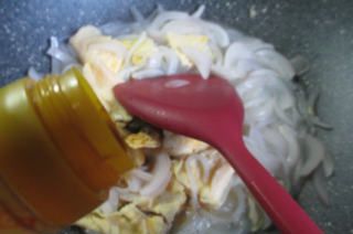 第7步(鸭蛋洋葱炒米粉的做法)