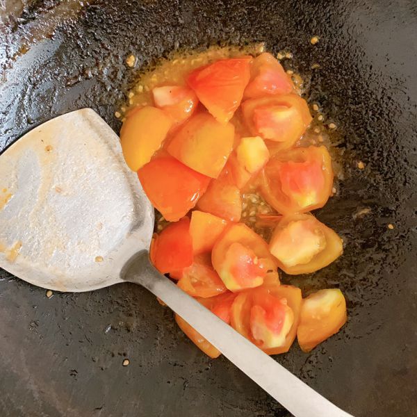 第2步(金针菇西红柿鸡蛋汤的做法)