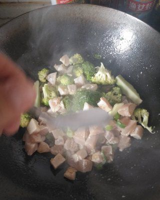 第8步(西兰花鸡胸肉焖饭的做法)
