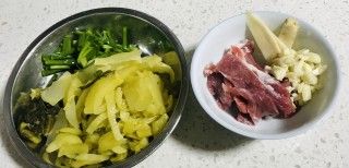 第2步(酸菜炒瘦肉的做法)