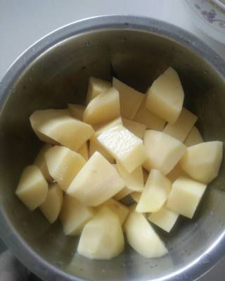 第2步(土豆蒸排骨的做法)