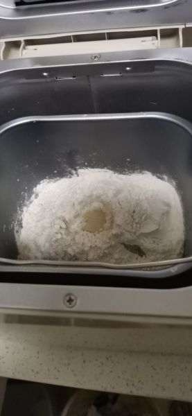 第1步(面包机小白制作的可口面包的做法)