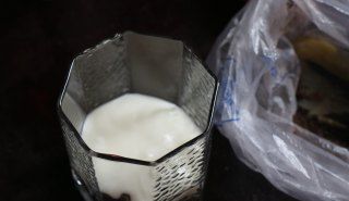 第4步(酸奶营养杯的做法)
