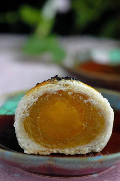 酥皮蛋黄月饼成品图