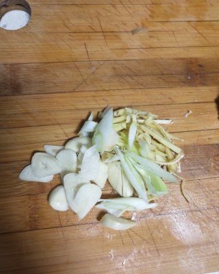 第7步(酸菜豆腐烩土豆丝的做法)