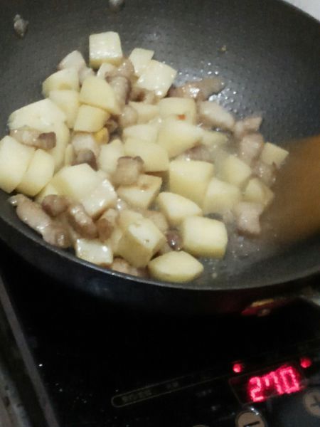第4步(五花肉炖土豆的做法)