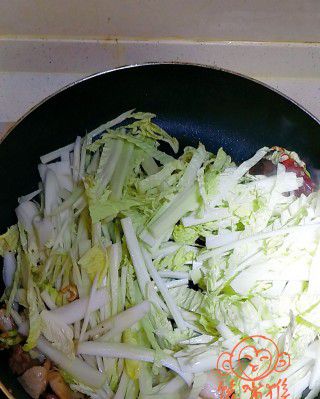 第5步(白菜丝辣炒血豆腐的做法)