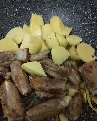 第4步(土豆烧排骨的做法)