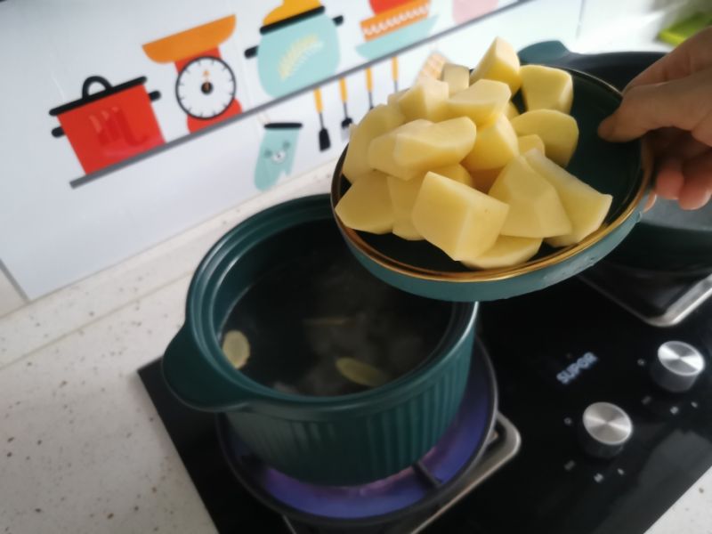 第7步(番茄土豆排骨汤的做法)