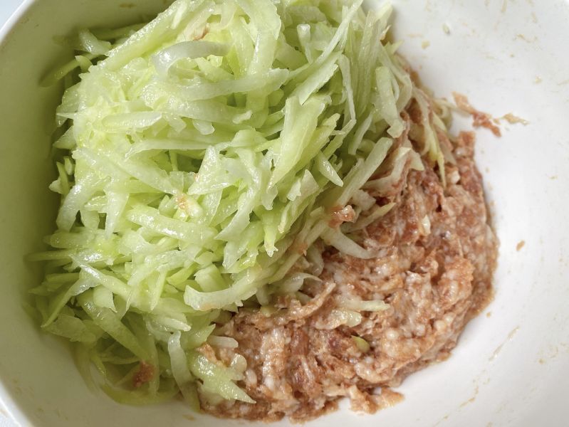 第22步(一吃就会爱上的饺子馅:佛手瓜饺子馅!的做法)
