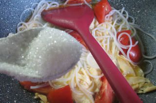 第10步(鸭蛋西红柿米粉的做法)
