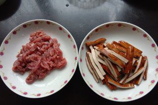 第1步(香干炒牛肉的做法)